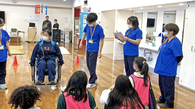 ＜初開催＞ 子ども向け介護体験イベントに密着 ― 浦添市主催／同時通話無線機 Field TALK＋の活用事例