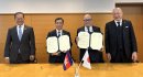 ▲調印式の様子 左からイアン・ソパレット環境大臣、チュオップ・パリス長官、小澤吉徳会長、鈴木龍介副会長 ▲調印式の様子 左からイアン・ソパレット環境大臣、チュオップ・パリス長官、小澤吉徳会長、鈴木龍介副会長