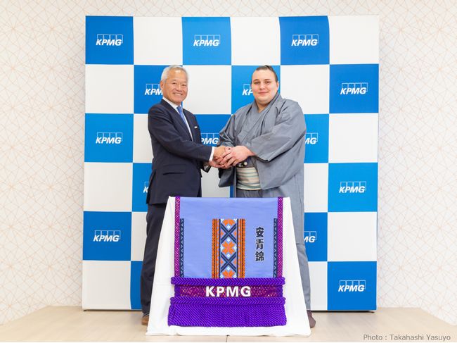 KPMGジャパン、大相撲の伝統や文化への敬意を込め大関・安青錦関へ化粧まわしを贈呈