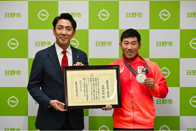 東京2025デフリンピックサッカー競技で銀メダルを獲得した名村昌矩選手に対し、日野市から「日野市民スポーツ栄誉賞」を贈呈