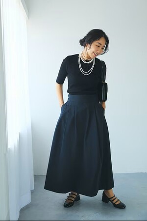 昨年完売した名品、「マルモアのフレアスカート」がミモレストアで再販開始！華やかな黒で春夏のシンプル服をアップデート