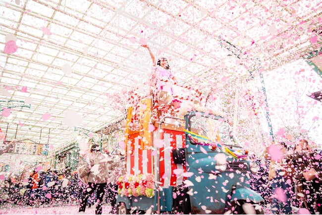 【西武園ゆうえんち】桜をイメージした紙吹雪が舞う「ブギウギ祭　桜吹雪フェス」約５００本の桜が園内をピンク色に染め上げる！期間限定！抹茶を使った春を感じるお食事が楽しめる！『西武園ゆうえんちの春』
