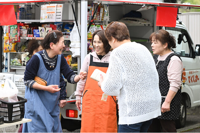 地域の買い物支援＋見守り活動を行う移動スーパー「とくし丸」　新たにスーパーストアと提携し、青森県西北地域での移動販売を再開へ