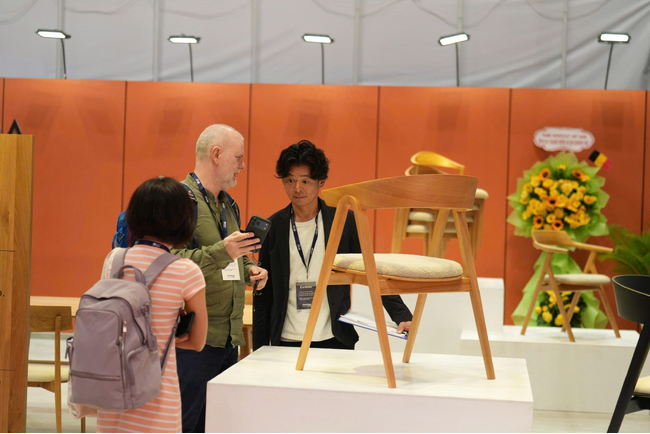 ＜出展レポート＞前回の約3倍規模に拡大したベトナム国際家具展示会「HAWA EXPO 2026」海外バイヤーとの商談および現地メディアの取材に対応