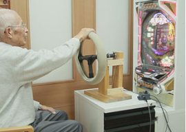 機能訓練装置を活用した運動風景