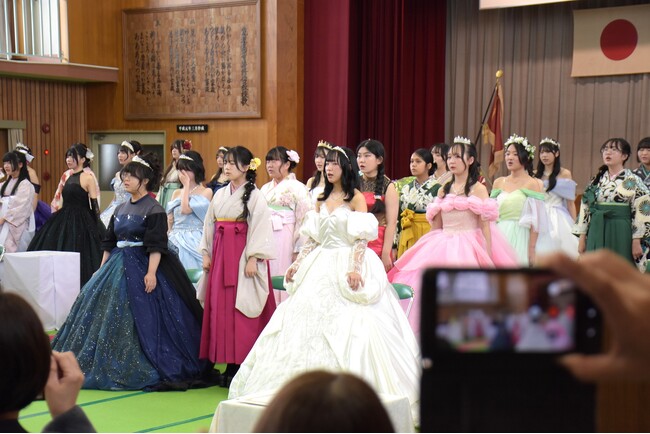 なんてきらびやかな卒業式!自作のドレスと着物で巣立つ~豊橋市立家政高等専修学校~
