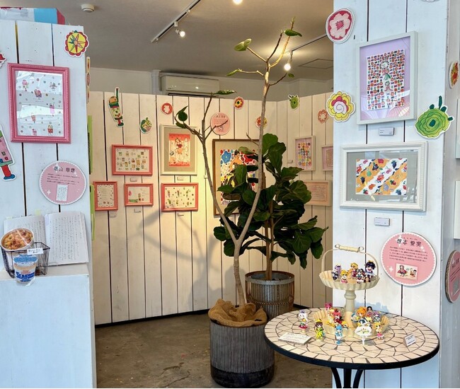 【湘南・平塚】キュートでカラフル！春のはじまりにわくわくする展覧会がスタート！カフェでは限定のパフェも登場！！