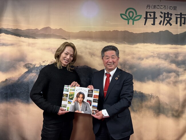 丹波市観光アンバサダー・新木宏典がカレンダーブック発売を記念し、丹波市長を表敬訪問！ 見どころは「豆知識」ミニコラム