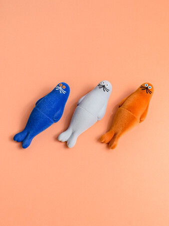 イラストレーター/umaoのソフビ「アザラシ」に新色が発売開始！