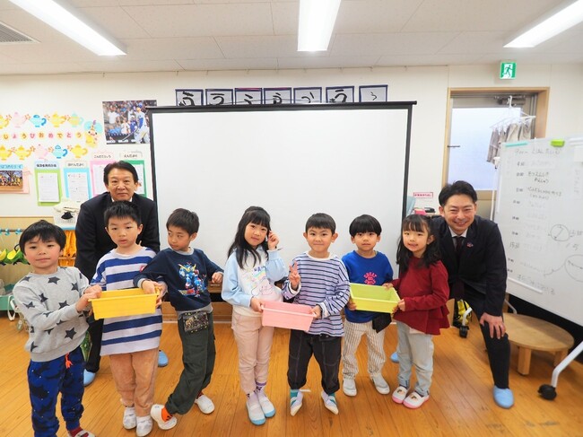 ライクキッズ社が運営する「にじいろ保育園亀戸」にて環境学習を開催　園児が集めたペットボトルキャップをアップサイクルしたプランターを贈呈