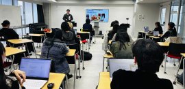 東京工芸大学 芸術学部インタラクティブメディア学科の教室内で行われた中間発表 東京工芸大学 芸術学部インタラクティブメディア学科の教室内で行われた中間発表