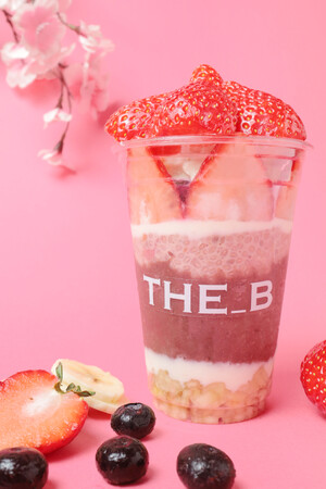 ＜THE_B春の新メニュー＞いちごたっぷり使用「飲めるアサイーパフェいちごボム」＆すっきり爽やか和ドリンク「抹茶モヒート」。今春限定 お花見やピクニックにぴったりのスペシャルメニュー2種が登場！
