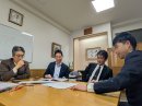 (共創内容について話し合う様子：写真左より、中矢教頭先生、エデュテクノロジー 阪上、森校長先生、本プロジェクト担当の濱田先生)