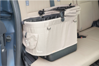 愛犬家の約半数が外出時に「車移動」を利用 (※1) ISOFIX(アイソフィックス)でキャリーを簡単に取り付けられる新アクセサリー 2026年4月上旬 新発売