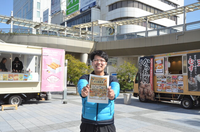 春の風に誘われて広場でランチ！愛大生がまちと人をつなぐ 「まちなか より道食堂」～居心地が良く、歩きたくなる空間も創出中～