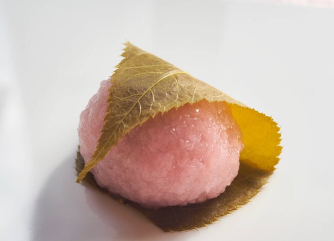創業70年老舗が“素材を格上げ”日本唯一・伊豆松崎産桜葉使用の“極上桜餅”発売