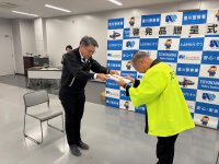 「飛行石みたい！」と子供たちが歓喜　廃プラから生まれた“光る”防犯キーホルダーを豊川市の新小学1年生1,525名へ寄贈