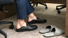「カッチリ履く」と「ラフに履く」を瞬時に切り替えられる二刀流　
かかとを踏んで履ける『スリッパローファー』が洋服の青山から初登場