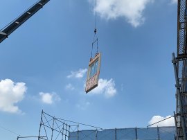 NEO SMART PANELの施工風景(クレーンによるパネル設置)