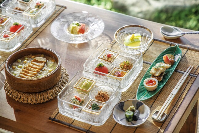【星のや軽井沢×養命酒製造】コラボレーションで誕生。美味しく避暑して身体を整える「涼菜（すずな）の朝粥膳」開催