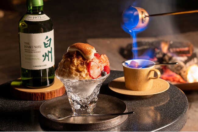 【星のや富士】焚き火でフランベして仕上げる、ウイスキー香る「夏夜の森 グランピング焼き氷」を提供