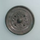 三角縁四神二獣鏡 古墳時代・4世紀 神奈川県平塚市 真土大塚山古墳出土 青銅製 東京国立博物館蔵 (※貸与予定作品) 三角縁四神二獣鏡 古墳時代・4世紀 神奈川県平塚市 真土大塚山古墳出土 青銅製 東京国立博物館蔵 (※貸与予定作品)