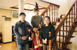 旅館おぎたスタッフ(右から3代目女将荻田美枝子、娘まな、まなの息子、こんのでんき金野代表) 旅館おぎたスタッフ(右から3代目女将荻田美枝子、娘まな、まなの息子、こんのでんき金野代表)