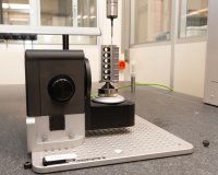 pL LEHMANN、測定機用2軸回転テーブル　USB接続で既存設備に後付け