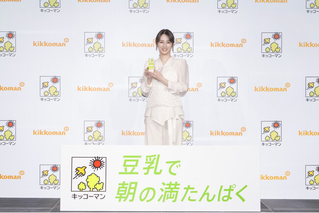 キッコーマン豆乳 2026年度事業戦略＆新TVCM発表会に北川景子さんが「豆乳カラー」衣装で登場！豆乳で手軽に「朝の満たんぱく」習慣！新TVCM「実は意外と豆乳も」篇を初お披露目