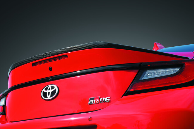 【東名パワード】 GR86／BRZの美学を進化させるドライカーボン製トランクリッドスポイラー新登場