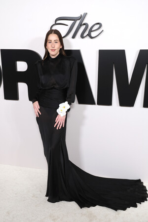 【ルイ・ヴィトン】アラナ・ハイム、映画「The Drama(原題)」のプレミアにルイ・ヴィトンを着用