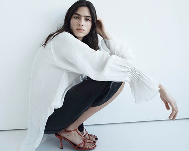 H&M、モデル兼女優の LOLI BAHIA が着こなしを披露するノスタルジーを基調としたS/S2026年コレクションを発表。
