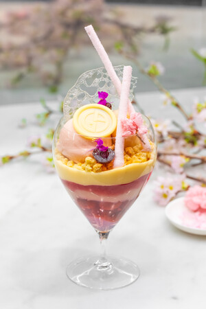 【アルマーニ / カフェ 表参道】桜とカモミールの香りが満ちる、春のひととき - 4月限定「桜 カモミール フロマージュのパフェ」