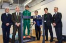 左から学校法人芝浦工業大学 研究推進担当理事・芝浦工業大学SIT研究所 所長 西川宏之、芝浦工業大学 学長 山田純、駅伝部(システム理工学部環境システム学科1年)岩瀬駿介、プロジェクト研究チームリーダー(システム理工学部 教授)赤木亮太、駅伝部監督(システム理工学部 准教授) 徳本一善、SIT総合研究所 特任教授(URA) 高久守