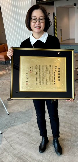賞状を掲げる越阪部 奈緒美教授 賞状を掲げる越阪部 奈緒美教授