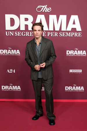 【Dior】ロバート・パティンソンが映画 『THE DRAMA』 のプレミアでディオールを着用