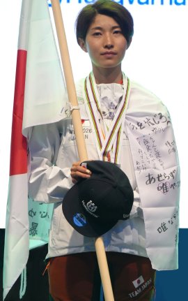 個人総合でメダルと国旗を手にした武藤唯選手