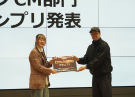第2回中野ショートフィルムフェスティバル「ナカンヌ」授賞式の様子 （左：平野 初さん、右：審査員の小山 巧氏）