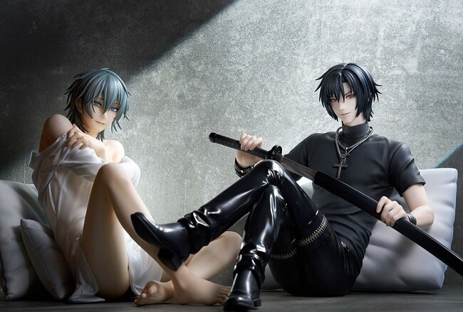 ニトロキラルのPCゲーム『咎狗の血』より主人公「アキラ」と、真の王となった「シキ」がフィギュアで登場。