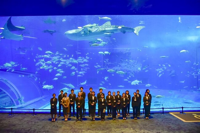 【（一財）沖縄美ら島財団】令和８年度 入社式を沖縄美ら海水族館「黒潮の海大水槽」で実施