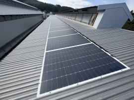 今回施工を行った薄型太陽光パネル