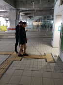 視覚障害当事者(新潟市議会議員の青木 学氏)が実際にナビレンスを利用しているところ