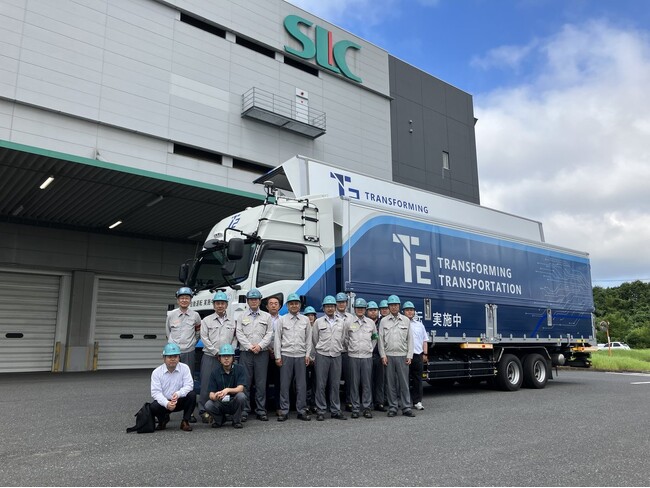 化学業界で初 住友化学グループとT2、自動運転トラックを用いた商用運行を開始