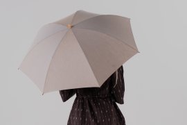 差した瞬間に感じる、やさしい光の広がりを持つ日傘 差した瞬間に感じる、やさしい光の広がりを持つ日傘