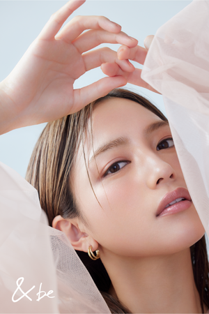 <&be(アンドビー)>“しっとり質感&繊細パール”で上品なツヤ肌を演出するパウダーハイライターが登場!