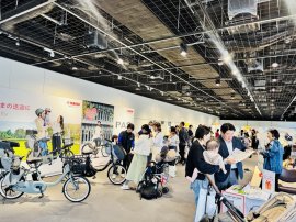 交通安全を体験する豊洲親子フェスタ会場の様子 交通安全を体験する豊洲親子フェスタ会場の様子