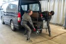 機材を載せたカゴ台車ごと積み込む 機材を載せたカゴ台車ごと積み込む