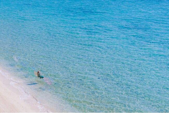 【リゾナーレ小浜島】360度碧い海に包まれる特等席で、至福の一杯を味わう「絶景海上ビアガーデン」開催