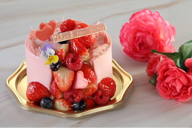 【シェラトン都ホテル大阪】いちごの滝が流れる母の日限定ケーキ新登場「あふれるいちごはお母さんへのあふれる感謝」