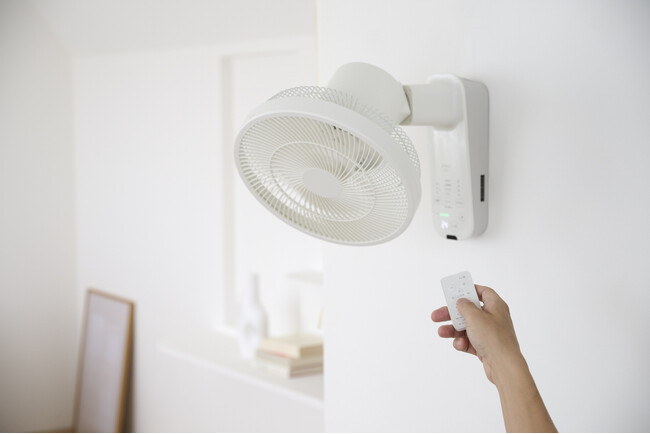 【真下も涼しい】シロカ、場所を取らずにすみずみまで送風できる壁掛け扇風機を今年も発売!